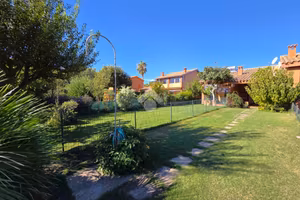 VILLA A SCHIERA CENTRALE A MURAVERA