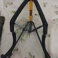 Set di due supporti per chitarra Hercules.