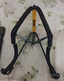Set di due supporti per chitarra Hercules.