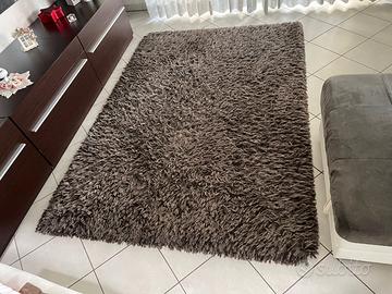 Tappeto grigio da salotto