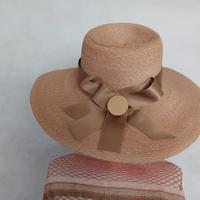 Cappello in paglia tesa larga con fiocco in Satin