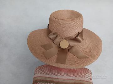 Cappello in paglia tesa larga con fiocco in Satin