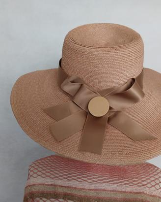 Cappello in paglia tesa larga con fiocco in Satin