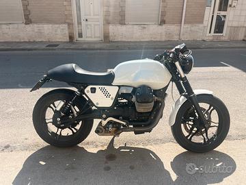 Moto Guzzi V7 stone