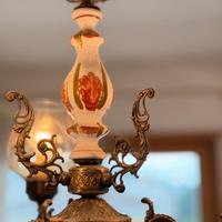 Lampadario vintage in ottone e ceramica