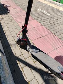 2 monopattini identici con ricambi vari