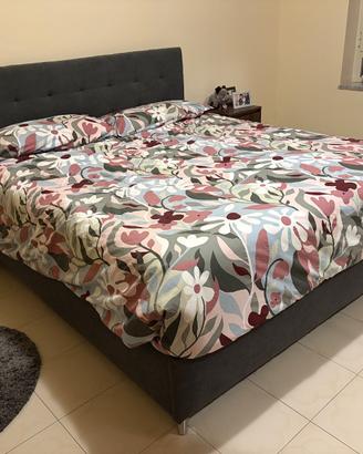 Letto a cassettone grigio con materasso