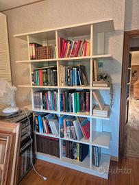 Libreria bianca in legno