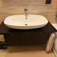 Mobile da bagno completo di lavandino e specchio