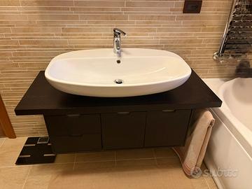 Mobile da bagno completo di lavandino e specchio