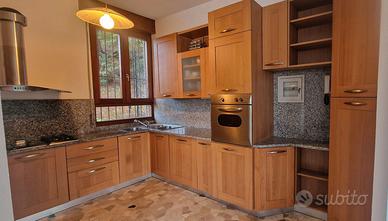 Cucina in legno massello, pensili,forno e fornelli