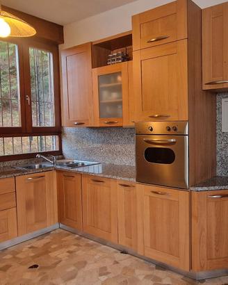 Cucina in legno massello, pensili,forno e fornelli