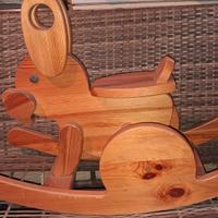 cavallino a dondolo in legno per bambino