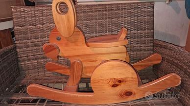 cavallino a dondolo in legno per bambino
