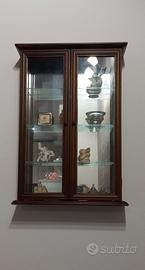 Vetrinetta a parete e tavolino