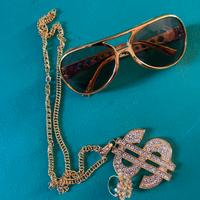 occhiali da sole con collana e anello