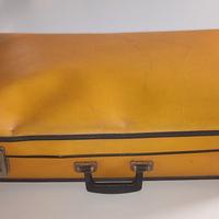 valigia di cartone gialla degli anni '60