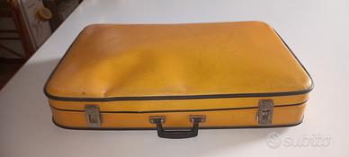 valigia di cartone gialla degli anni '60