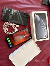 Iphone xr con cuffie originali e cover