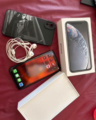 Iphone xr con cuffie originali e cover