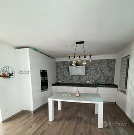 cucina con top in quarzo