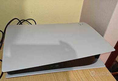 PlayStation 5 con disco e due joystick