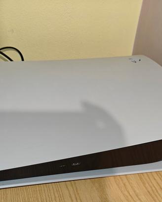 PlayStation 5 con disco e due joystick