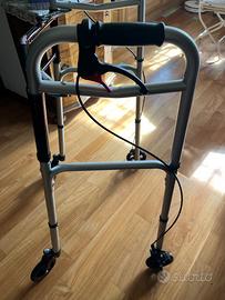 Deambulatore pieghevole con 4 ruote e freni