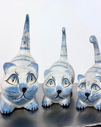 Tris gatti in legno