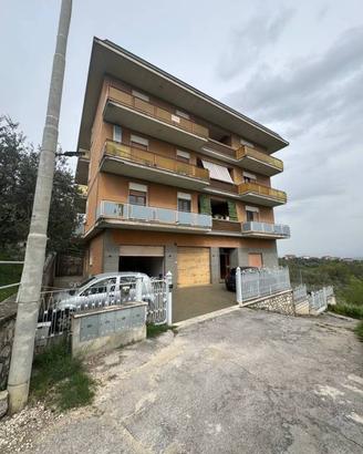 Appartamento di 177 m² con 5 locali e box auto a V