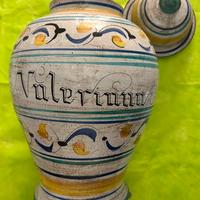 Vaso da farmacia in maiolica “Valeriana”