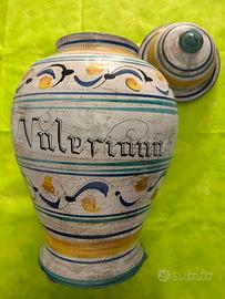 Vaso da farmacia in maiolica “Valeriana”