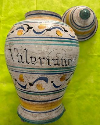 Vaso da farmacia in maiolica “Valeriana”