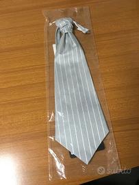 Cravatta/Tie Grigio perla con rigo bianco.