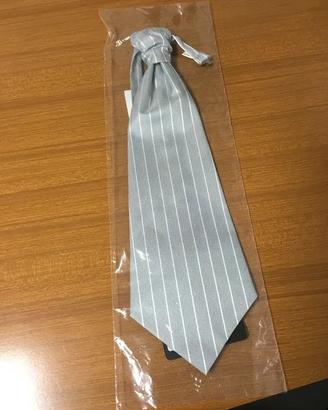 Cravatta/Tie Grigio perla con rigo bianco.