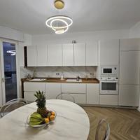 cucina in laminato con ante laccate top in olmo