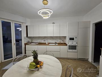 cucina in laminato con ante laccate top in olmo