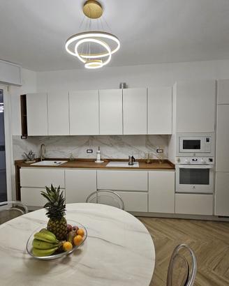 cucina in laminato con ante laccate top in olmo