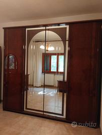 Armadio comodini tavolo sedie