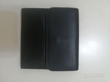 Portafoglio in pelle nera con portamonete