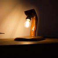 Lampada in legno da tavolo