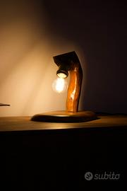 Lampada in legno da tavolo