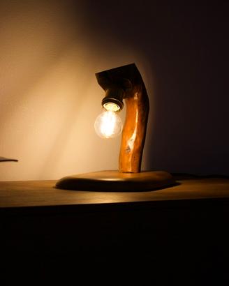 Lampada in legno da tavolo