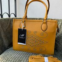 ✨ Eleganza e carattere in una sola borsa! ✨