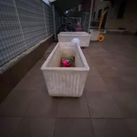 4 vasi in cemento a 15 euro ognuno