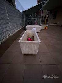 4 vasi in cemento a 15 euro ognuno