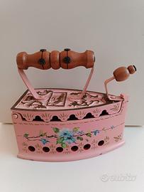 Antica ferro da stiro a carbone 