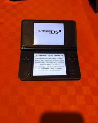 Nintendo DSi XL con caricatore