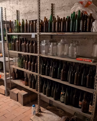 300 Bottiglie vetro  7 Damigiane Cantinetta legno