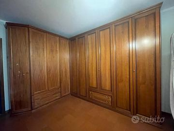 ARMADIO ANGOLARE IN LEGNO MASSICCIO A 10 ANTE